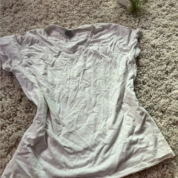 Gildan women’s flowy soft comfy White V neck t-shirt - Picture 1 of 4